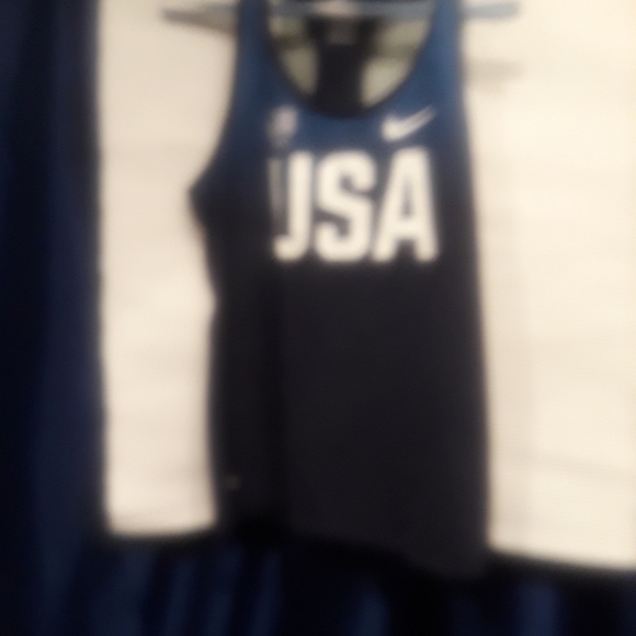 Nike. Seeveless sports tee - Picture 3 of 5